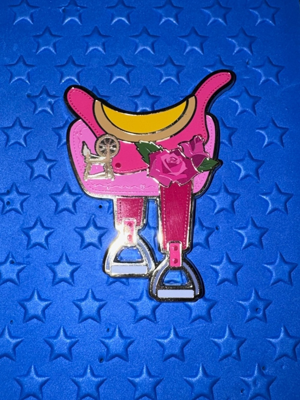 LE 500 Princess Aurora PALM Saddle Pin
